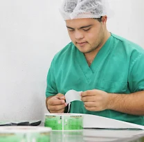 Hombre utilizando su vestimenta de protección, trabajando