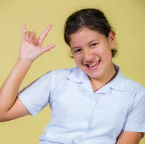 Niña utilizando su uniforme de escuela, sonriendo