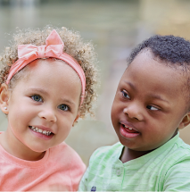 dos niños sonriendo