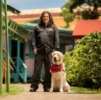 Hombre de pie junto a su perro