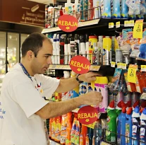Miembro del equipo de trabajo organizando la despensa del supermercado