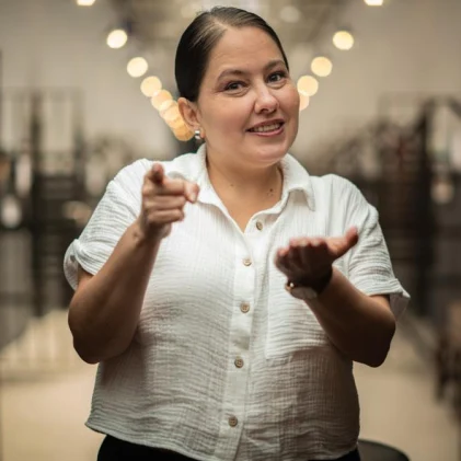 Mujer comunicándose por medio de lenguaje de señas