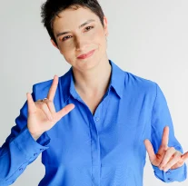 Joven comunicándose por medio de lenguaje de señas