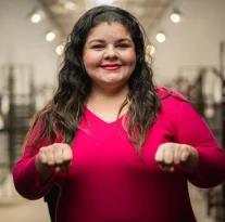 Mujer de pie sonriendo