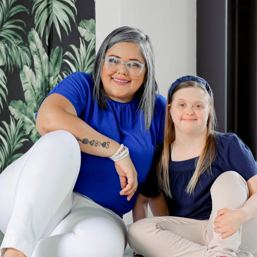 dos mujeres sonriendo