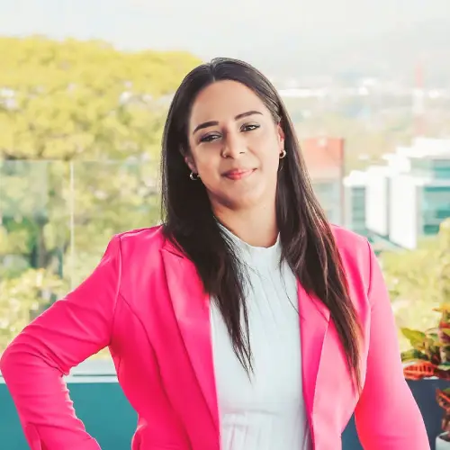 Mujer sonriendo, utilizando una chaqueta rosa