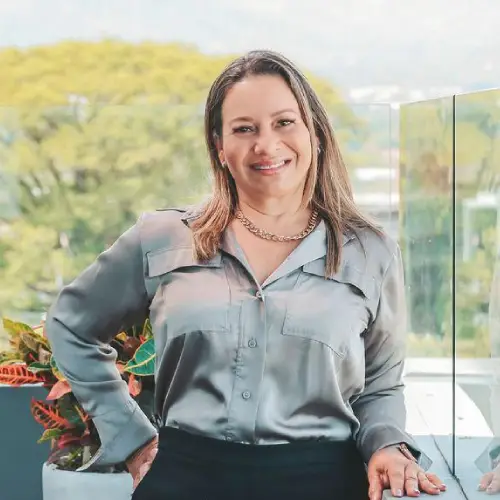 Mujer sonriendo utilizando una blusa gris